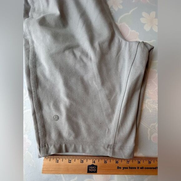 Lululemon Sweat Short Men Small Gray Pockets Drawstring 11" inseam  EUC - Picture 9 of 9